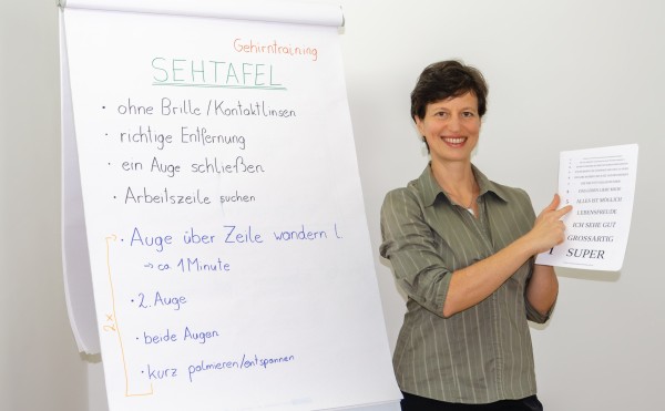 Sehtrainerin Emanuela Schwab erklärt die Sehtafel-Augenübung
